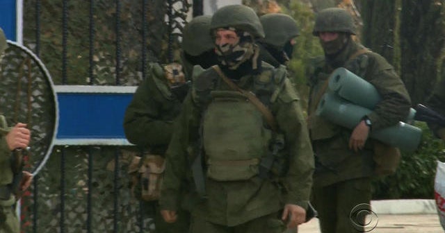 Ukrainian troops begin evacuating Crimean bases