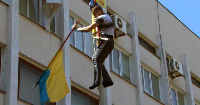 Ukrainian forces battle pro-Russian militants