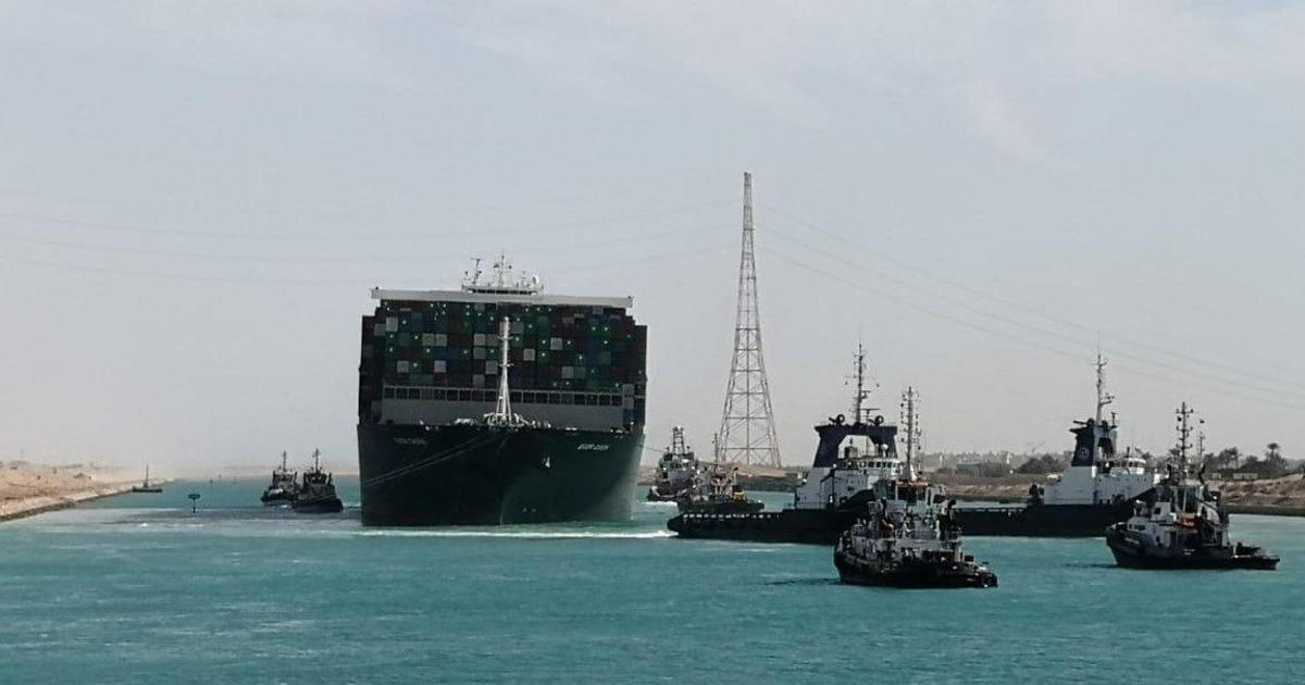 Egipto pareigūnai teigė, kad įstrigęs laivas Sueco kanale „vėl sėkmingai nuplauktas“.