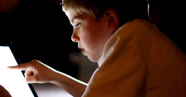 Toddlers swipe and scroll before learning to walk