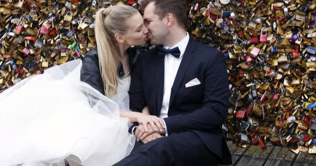 Paris removes “love locks” over weight fears