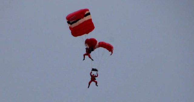 Skydiver rescues teammate mid-air