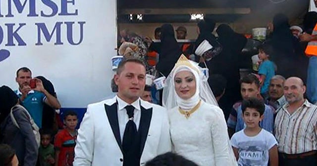 Turkish couple celebrates wedding with Syrian refugees