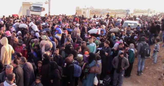 Syrian refugees trapped between bombs and closed Turkish border