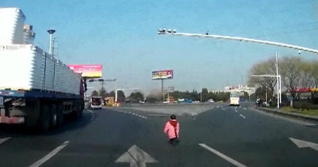 Toddler tumbles out of moving van in China