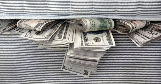 Mutual fund managers stashing cash, and other MoneyWatch headlines