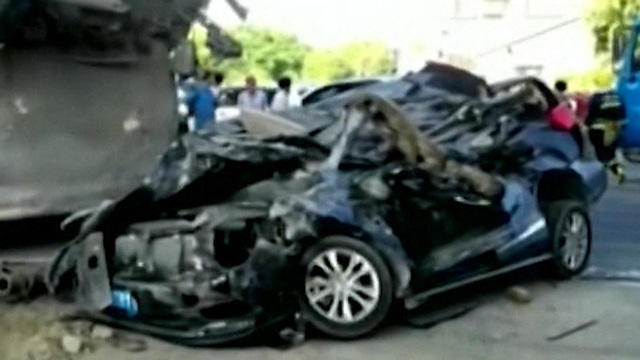 Watch: Couple survive dramatic car crash - CBS News