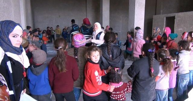 Syrian families flee barrage of airstrikes in Aleppo