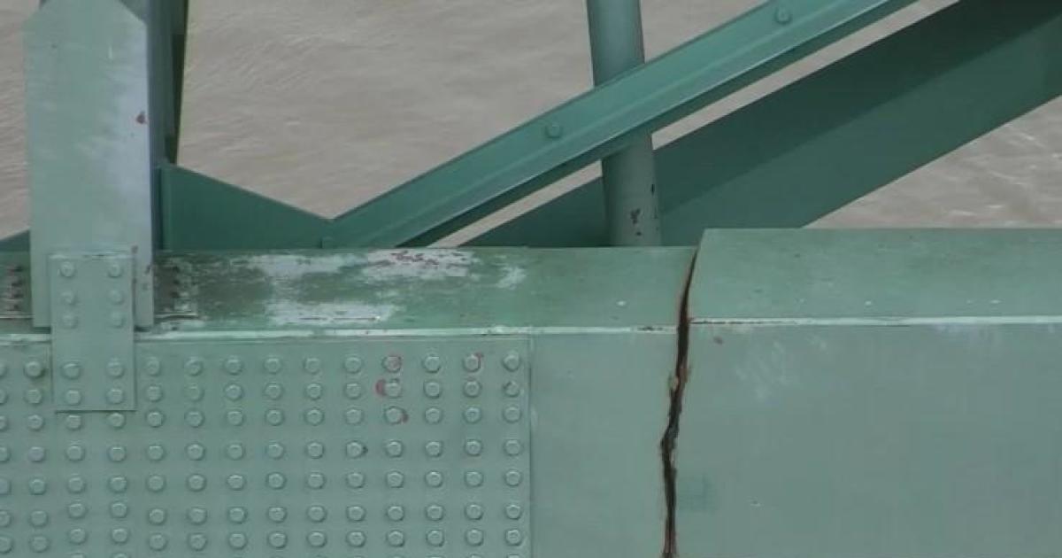 Major crack found in Interstate 40 bridge linking Arkansas