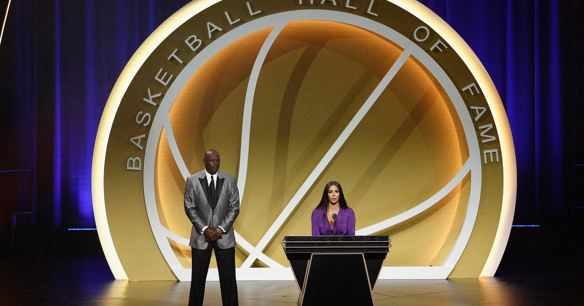 Vanessa Bryant pays tribute to Kobe Bryant at Hall of Fame induction ceremony
