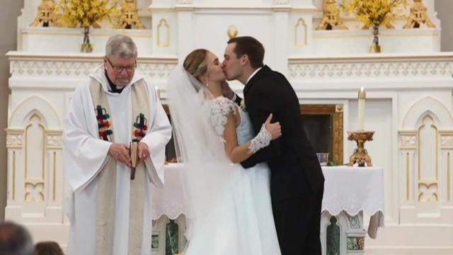 Michigan Community Saves Couple S Wedding Day After Fire Cbs News