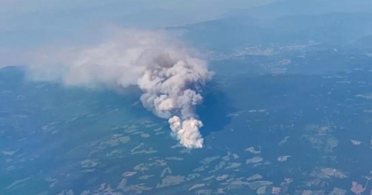 Lesný požiar uprostred rekordných horúčav núti celú dedinu v Kanade evakuovať: „Celé mesto horí“