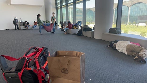 turkey-airport-afghan-family.jpg 