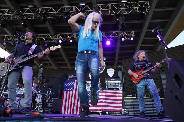 Musicians Are Back On Stage Cbs News