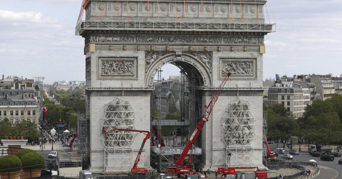 Arc de Triomphe to be wrapped in silver and blue fabric for posthumous work by Christo
