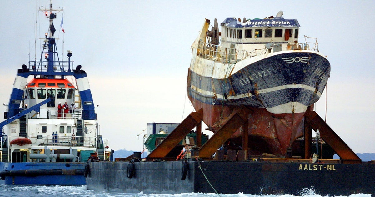 Victims' families say submarine "responsible" for sinking boat as inquest seeks to solve 2004 mystery - Vimarsana News