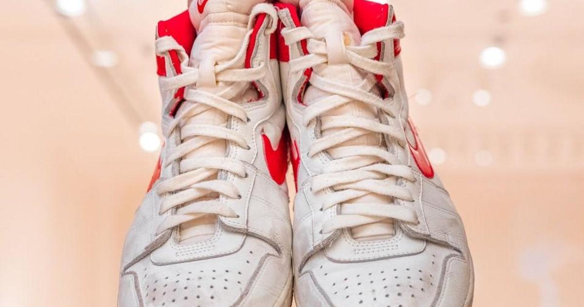 Bløde blomst dræbe Michael Jordan's 1984 sneakers sell for nearly $1.5 million, an auction  record - CBS News
