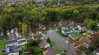 Nor'easter causes flooding, leaves hundreds of thousands in the dark 