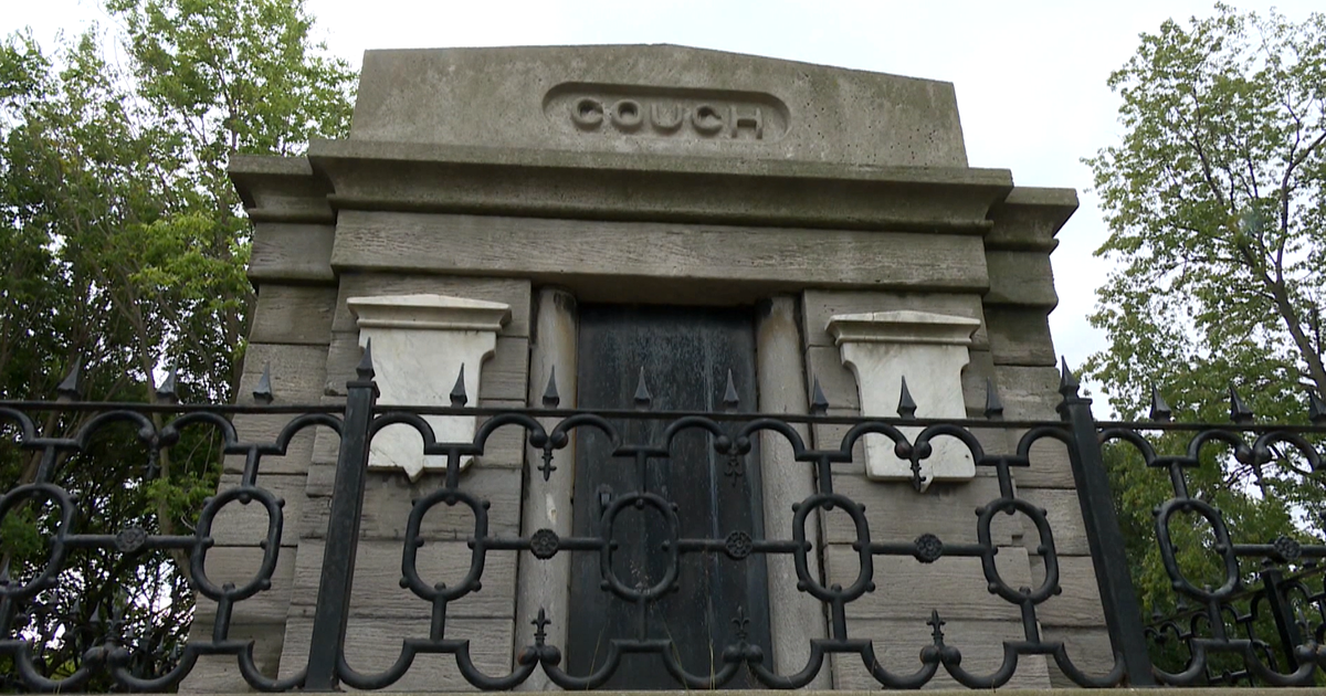 Chicago Hauntings The Mysteries Of The Couch Mausoleum In Lincoln Park