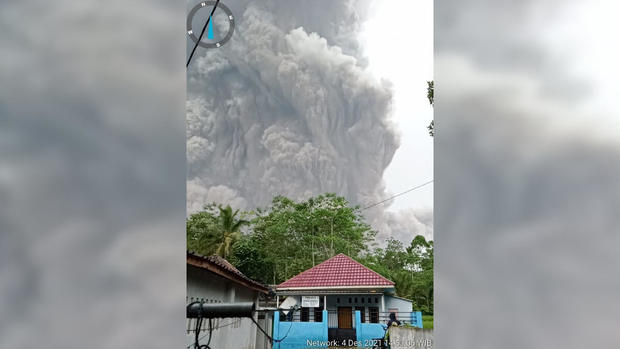 indonesia-volcano-erupts-2.jpg 