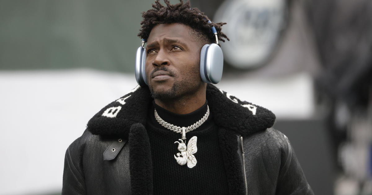Antonio Brown “no longer a Buc” after stripping off equipment and storming off field midgame – CBS News