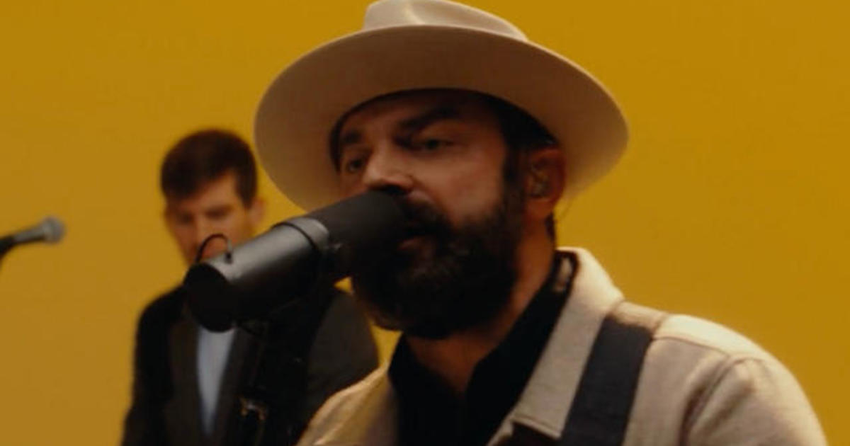 Drew Holcomb & the Neighbors perform “End of the World”