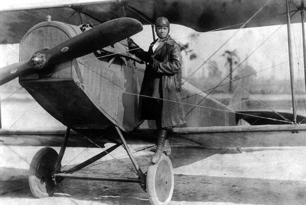 bessie-coleman-and-her-plane-1922.jpg 