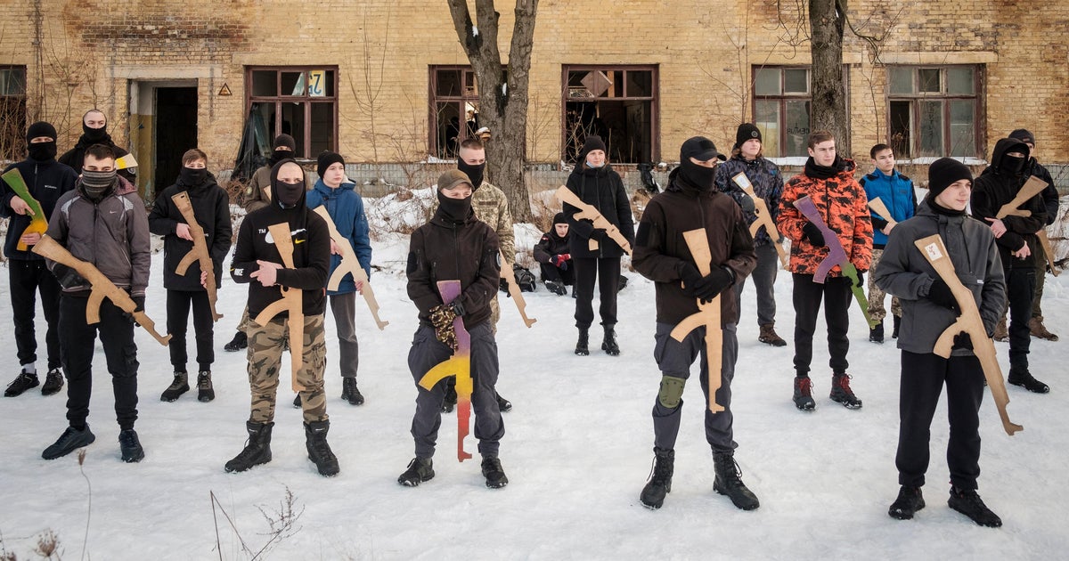 As Russia sends mixed signals, Ukrainian civilians train for war