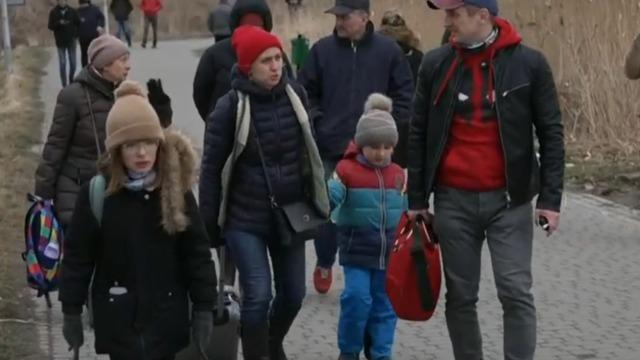 cbsn-fusion-poland-and-other-nations-open-border-to-ukrainian-refugees-thumbnail-905550-640x360.jpg 