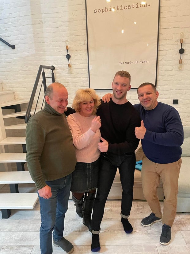01-03-2022-me-mom-dad-uncle.jpg 