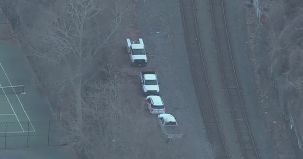 3 dead after car crashes off Henry Hudson Parkway onto Amtrak tracks below CBS New York