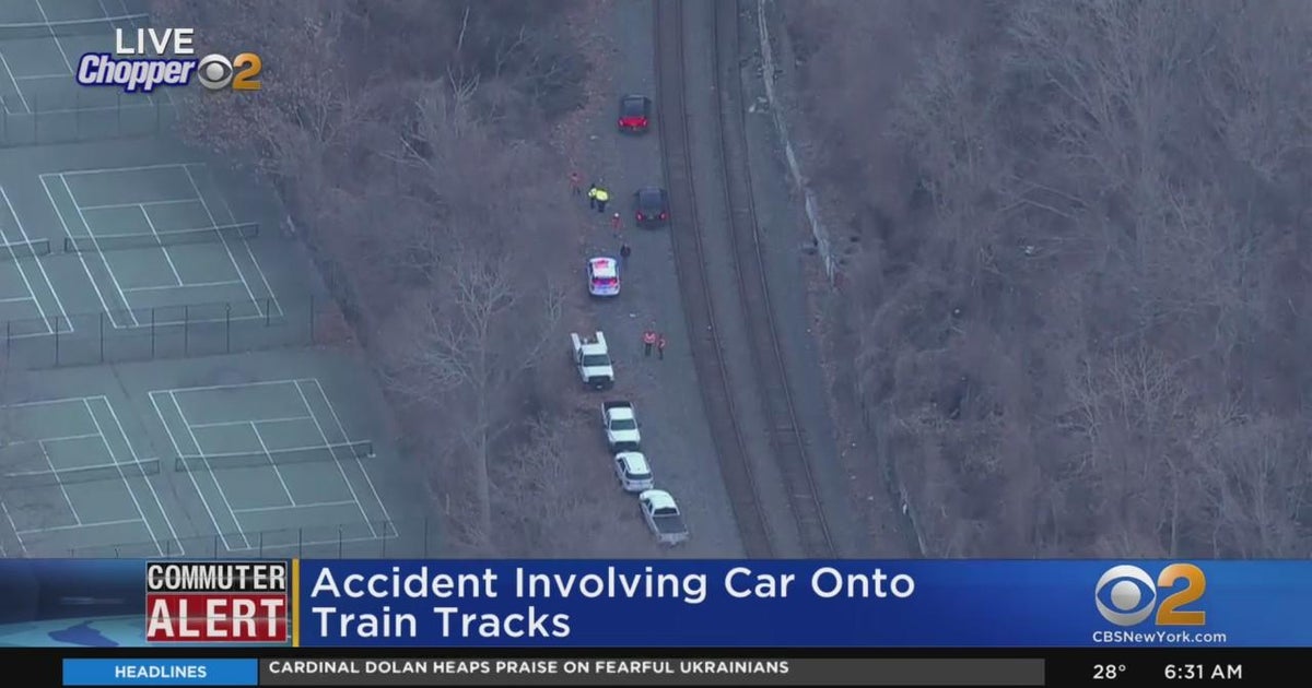 Car crashes off Henry Hudson Parkway CBS New York