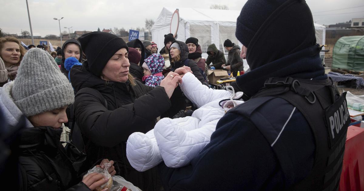 Las Naciones Unidas dicen que 2 millones de personas han huido de la guerra mientras Ucrania acusa a Rusia de violar el último alto el fuego para las evacuaciones humanitarias.