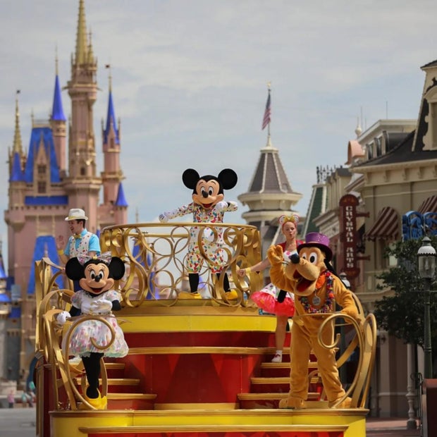 mickey-and-friends-cavalcade-2.jpg
