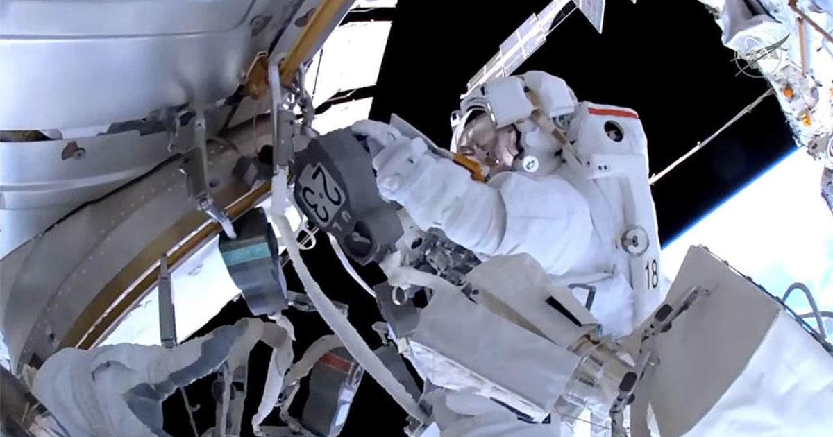 Astronauten schweben außerhalb der Station für Reparaturen und Upgrades
