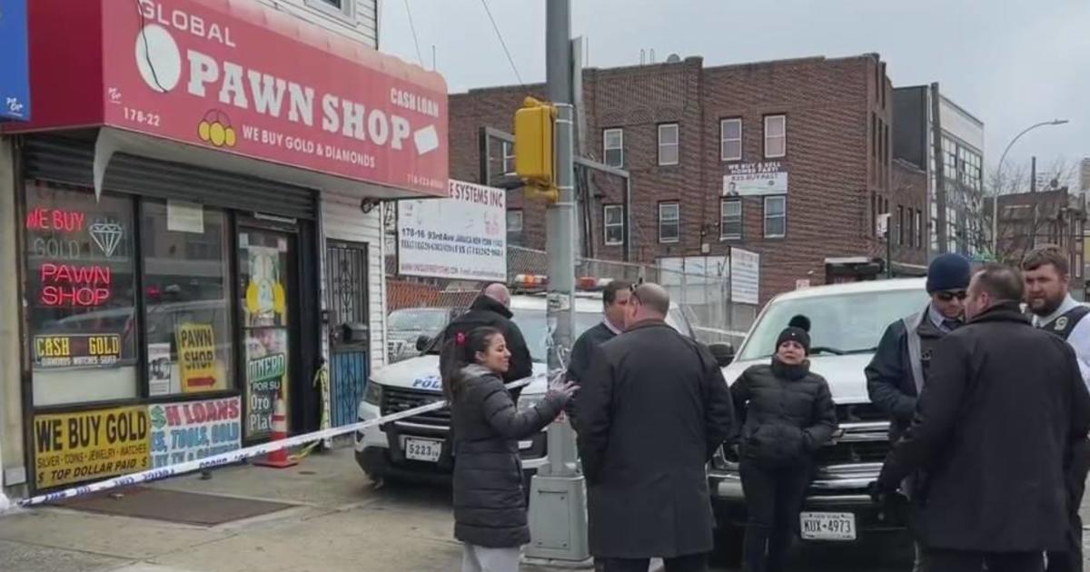 NYPD: Suspect wanted after Queens pawn shop owner attacked during attempted robbery