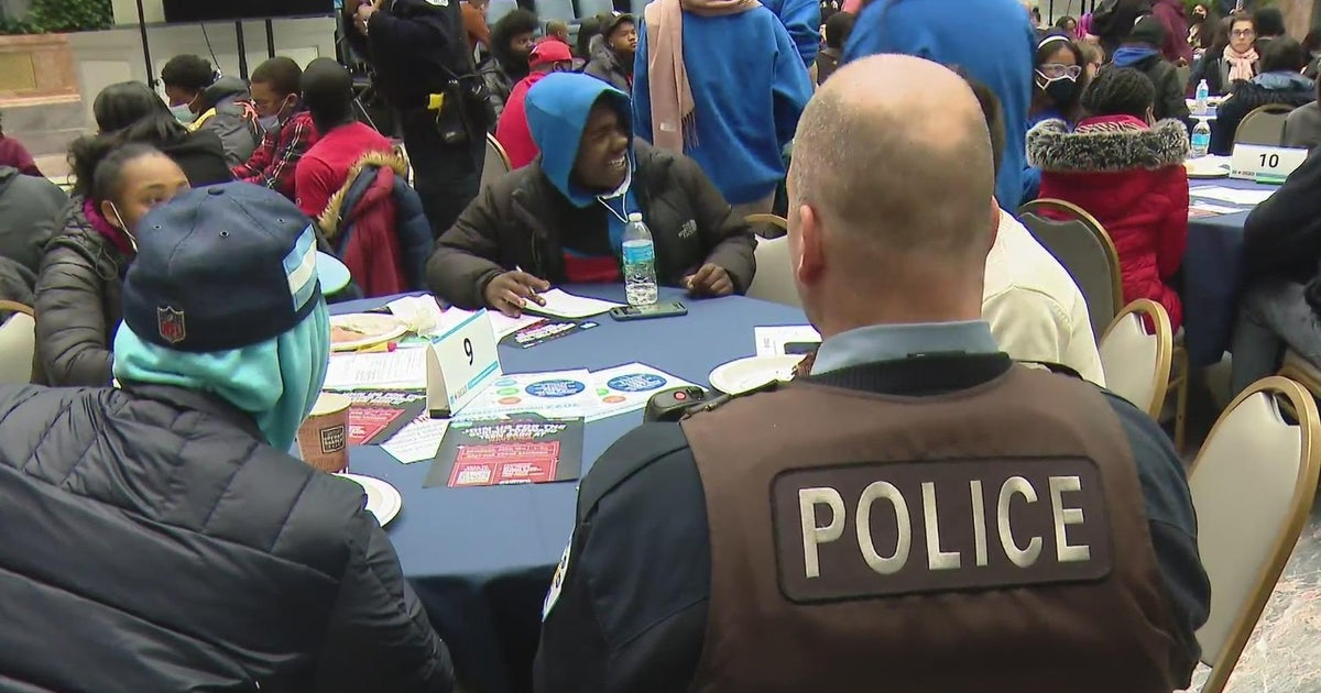 Chicago Holds Teen Town Hall To Address Violence - Vimarsana News