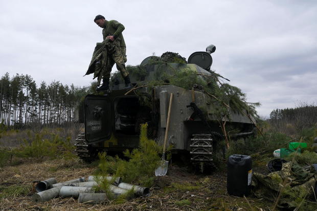 Service members of the Ukrainian armed forces maintain their positions near Makariv 