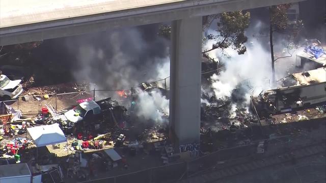 Oakland-encampment-fire.jpg 