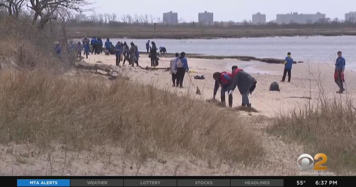 Many volunteers show up in Jamaica Bay for Earth Day cleanup