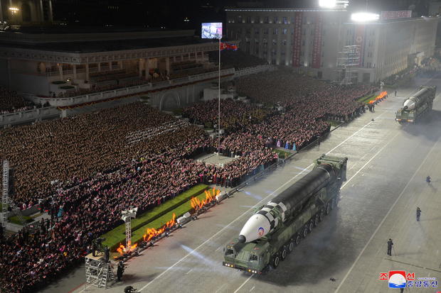 Nighttime subject   parade to people    the 90th day  of the founding of the Korean People's Revolutionary Army successful  Pyongyang 