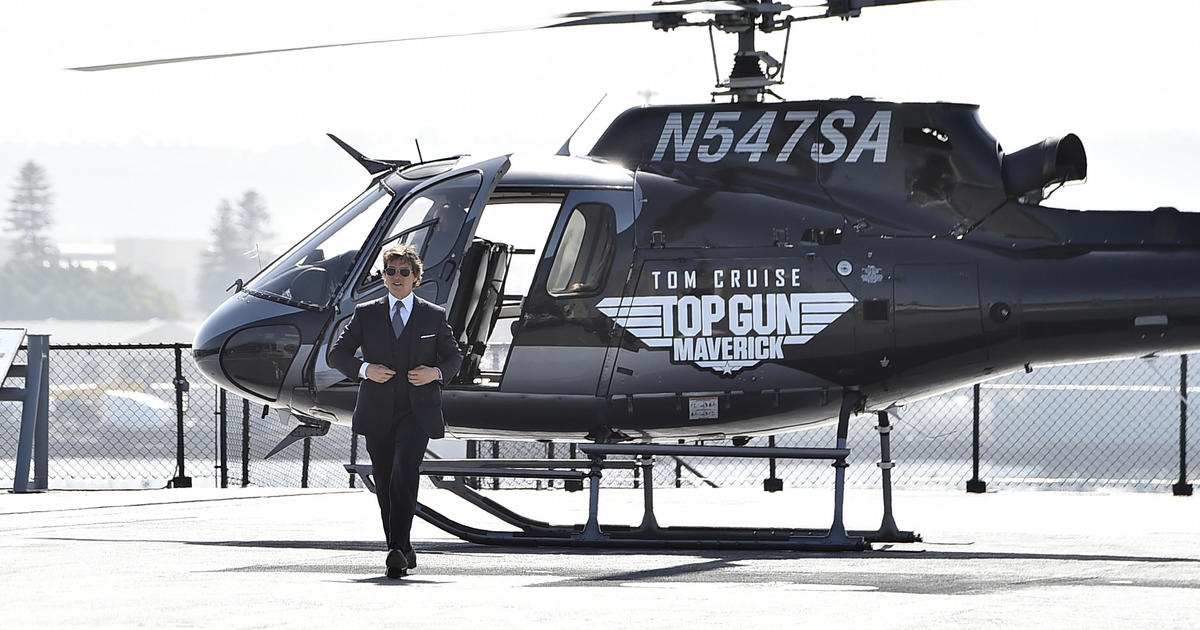 Tom Cruise arrives in helicopter to "Top Gun: Maverick" premiere in San Diego