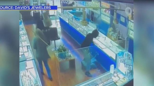 Smash-and-grab robbers hit El Monte jewelry store in broad daylight 