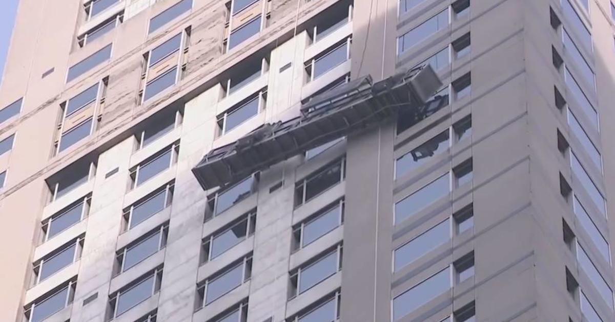 FDNY rescues workers trapped on scaffold outside skyscraper on Fifth Avenue