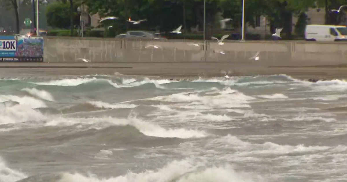 High waves, dangerous conditions along Chicago's lakefront Wednesday