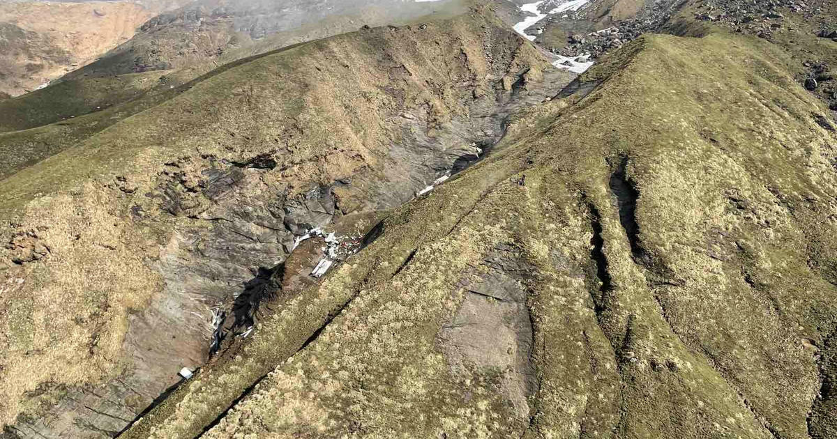 Een vliegtuig stort neer op een berghelling in Nepal, waarbij alle 22 mensen aan boord omkomen