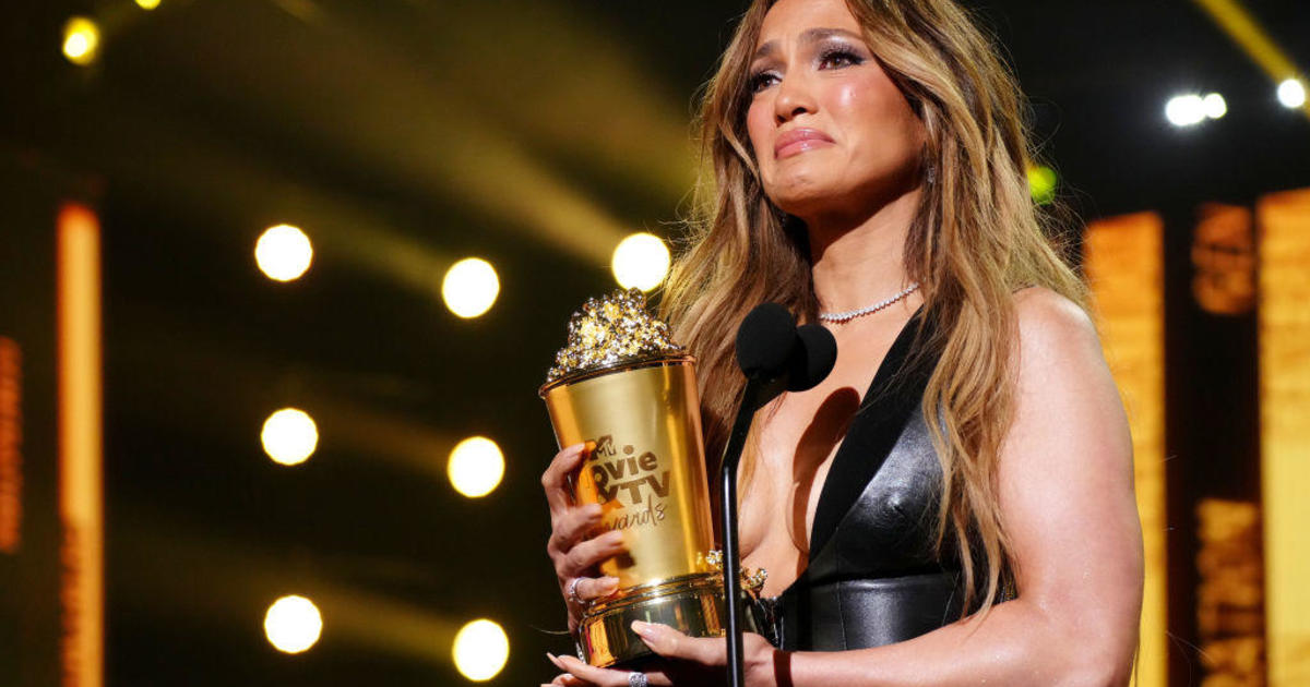 Jennifer Lopez honored at MTV Movie & TV Awards thumbnail